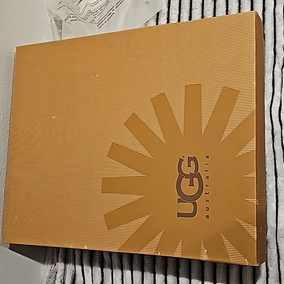 UGG Boots Bailey Button Triple, Size 5, brown - Picture 1 of 8